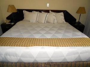My bed at the Country Inn & Suites, San Jose